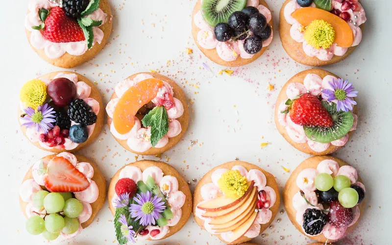 Auswahl an hausgemachten Torten und Kuchen bei Rhesi